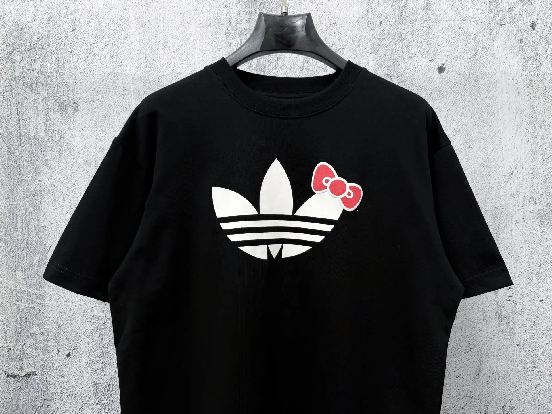 [Hellokitty Adidas] Adidas co-branded three-dimensional foam bow printed short-sleeved round-neck T-shirt. 280 grams of pure cotton double-sand fabric. Original original label. Can be worn up to 200 pounds. All fabrics have been shrunk in advance. Quality. What you see is what you get. The version will not change after washing. Distinguish the market. Part of the disposable clothes. The three-label packaging is complete and the original version is restored. Customized for men and women. Same Style Versatile comparison. Classic Size: Xs-L